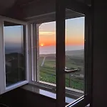Mirador Do Faro Tourinan 公寓